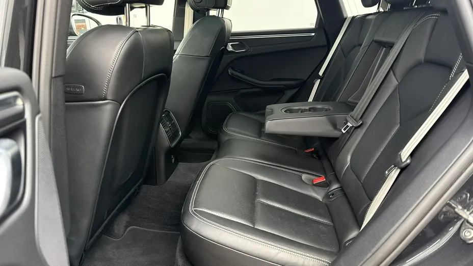 PORSCHE Macan -