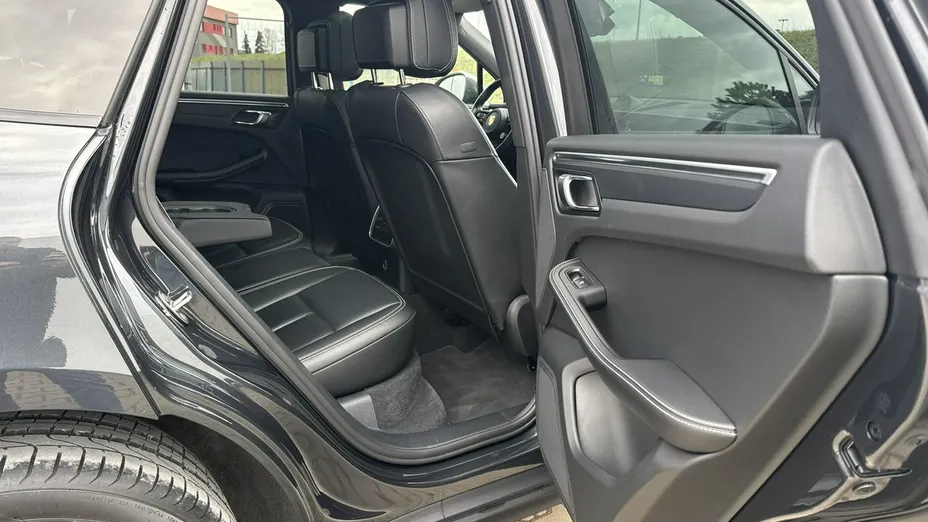 PORSCHE Macan -