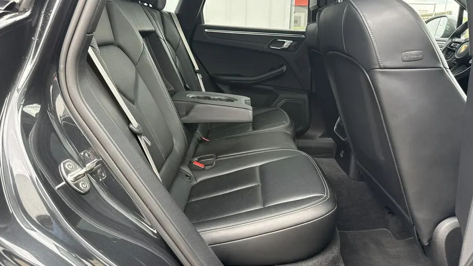 PORSCHE Macan -