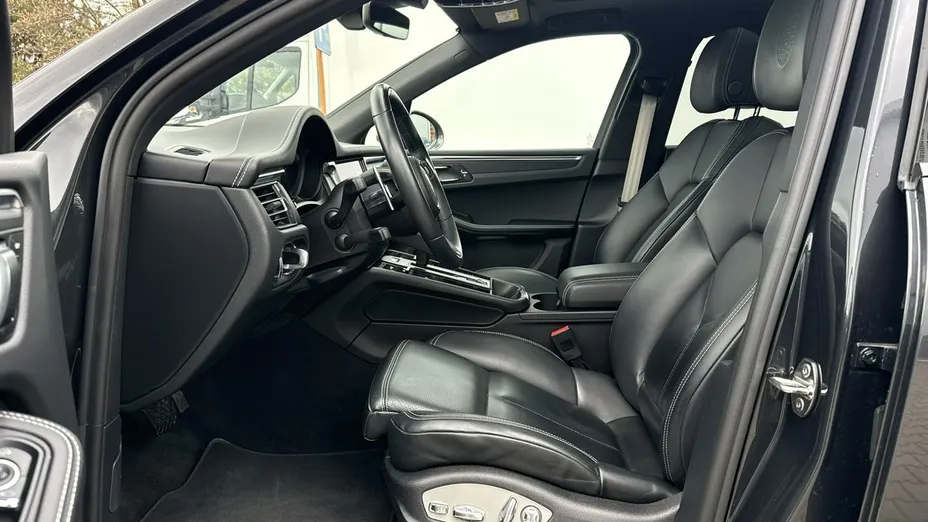 PORSCHE Macan -