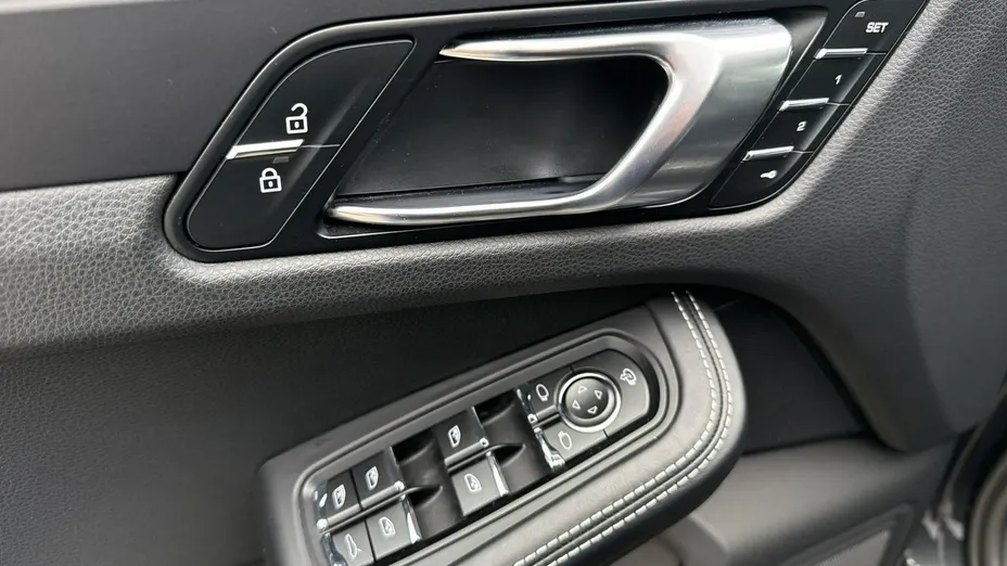 PORSCHE Macan -