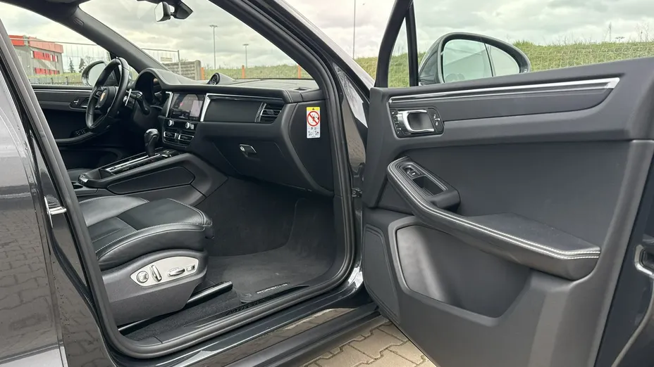 PORSCHE Macan -