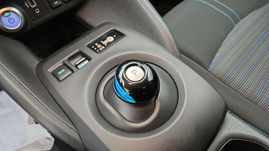 NISSAN Leaf -