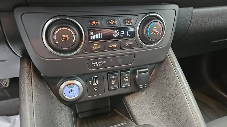 NISSAN Leaf -