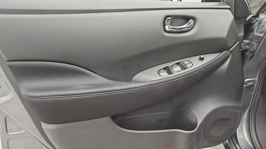 NISSAN Leaf -
