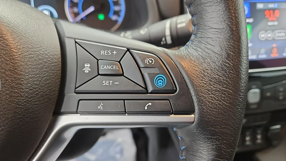 NISSAN Leaf -