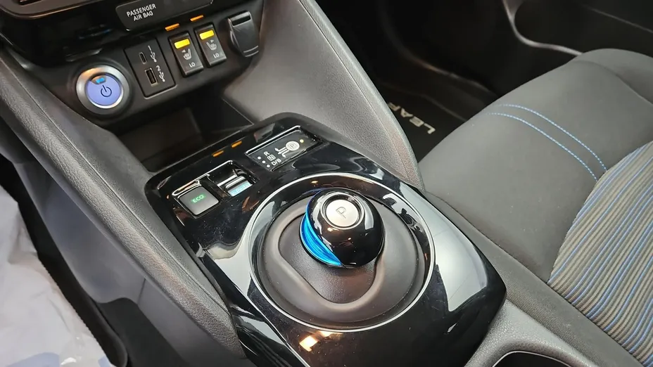 NISSAN Leaf -
