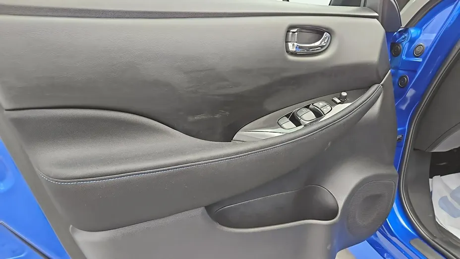 NISSAN Leaf -
