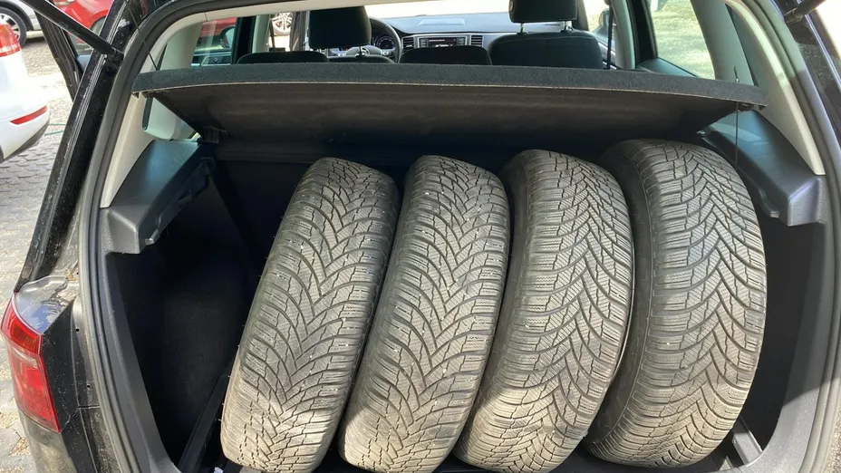 VOLKSWAGEN Golf Sportsvan -
