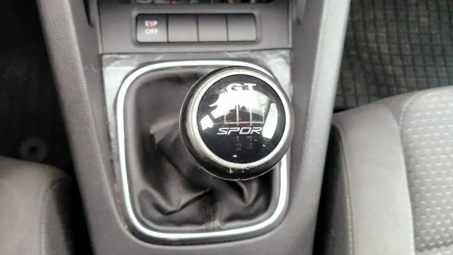 VOLKSWAGEN Golf -