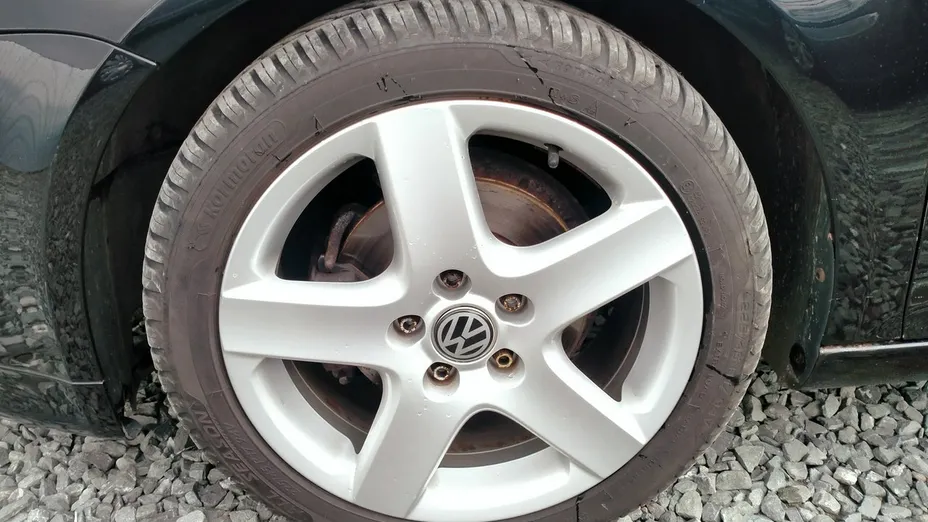 VOLKSWAGEN Golf -