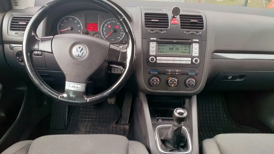 VOLKSWAGEN Golf -