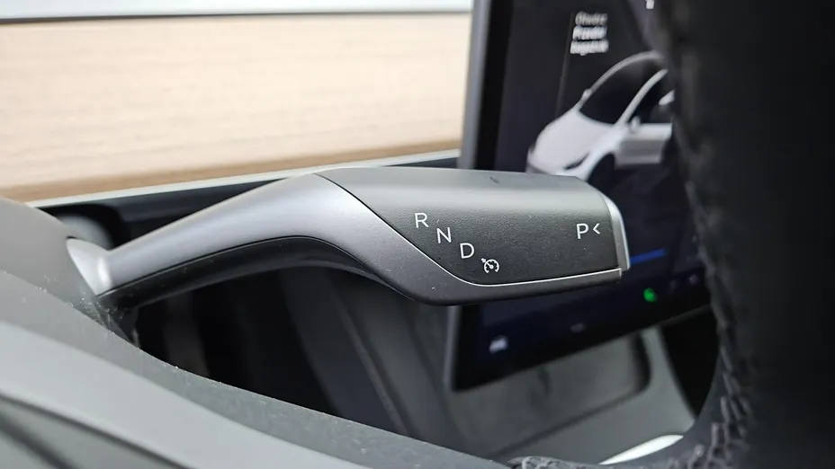 TESLA Model Y -
