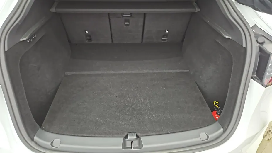 TESLA Model Y -