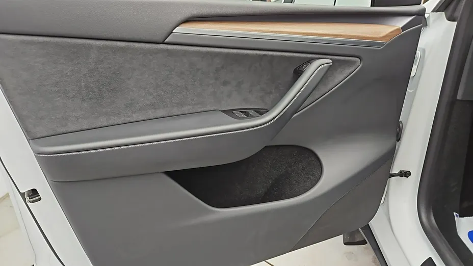 TESLA Model Y -
