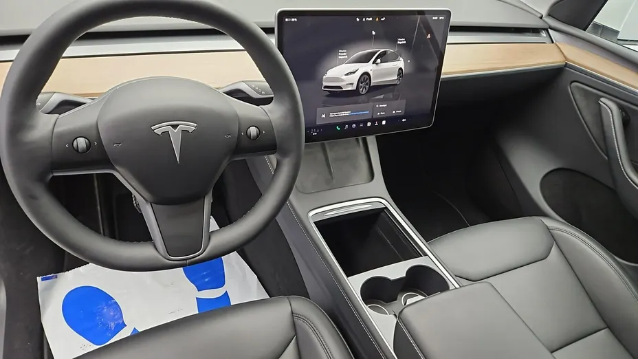TESLA Model Y -
