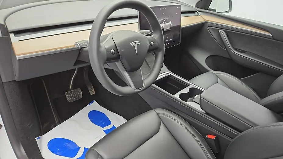 TESLA Model Y -