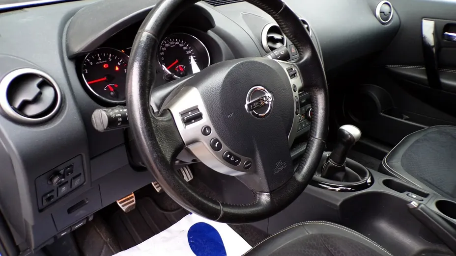 NISSAN Qashqai -