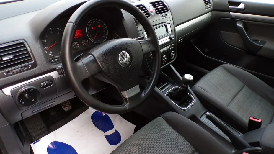 VOLKSWAGEN Golf -