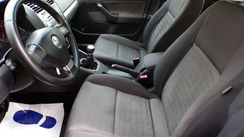 VOLKSWAGEN Golf -