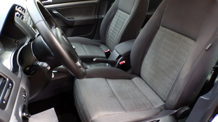 VOLKSWAGEN Golf -