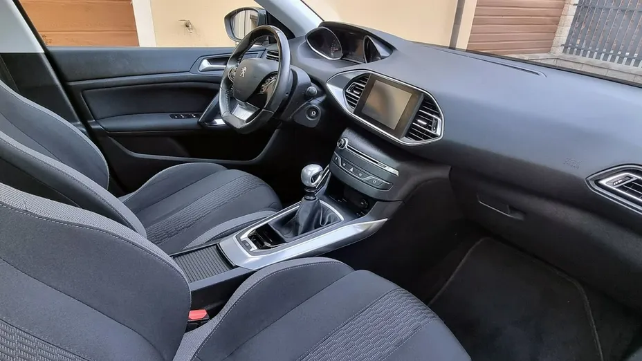 PEUGEOT 308 -