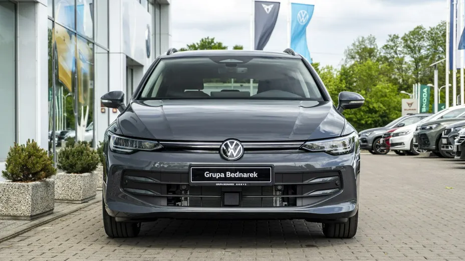 VOLKSWAGEN Golf -