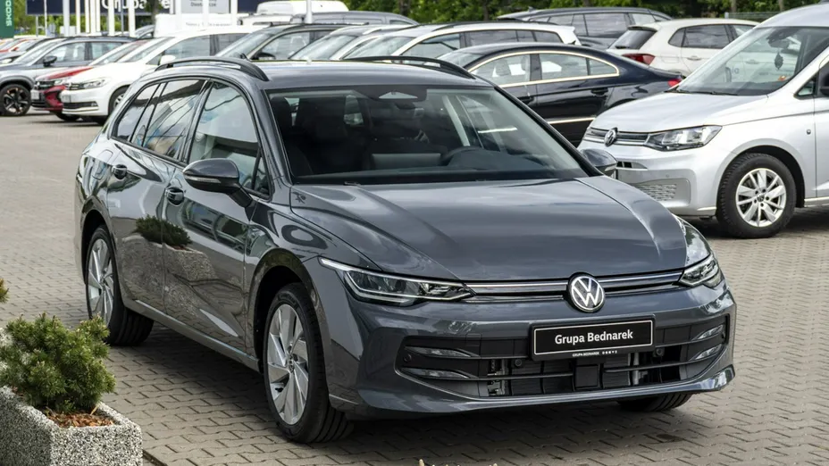 VOLKSWAGEN Golf -