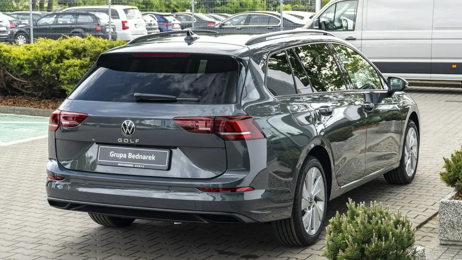 VOLKSWAGEN Golf -