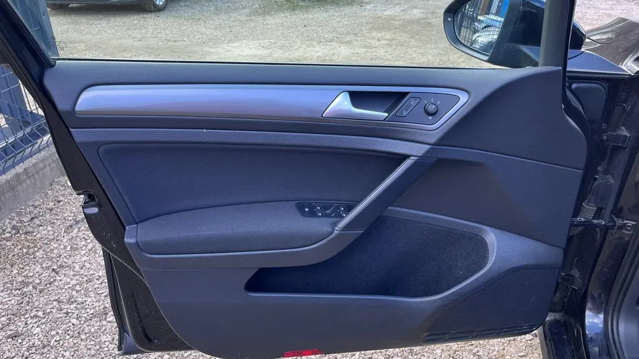 VOLKSWAGEN Golf -