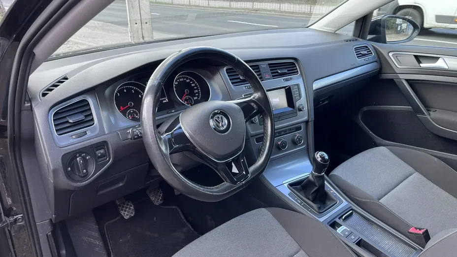 VOLKSWAGEN Golf -