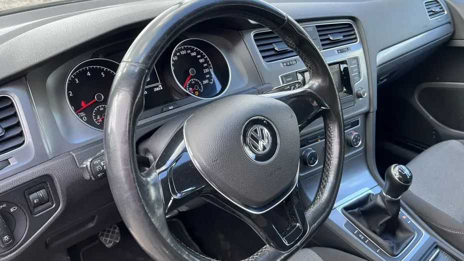 VOLKSWAGEN Golf -