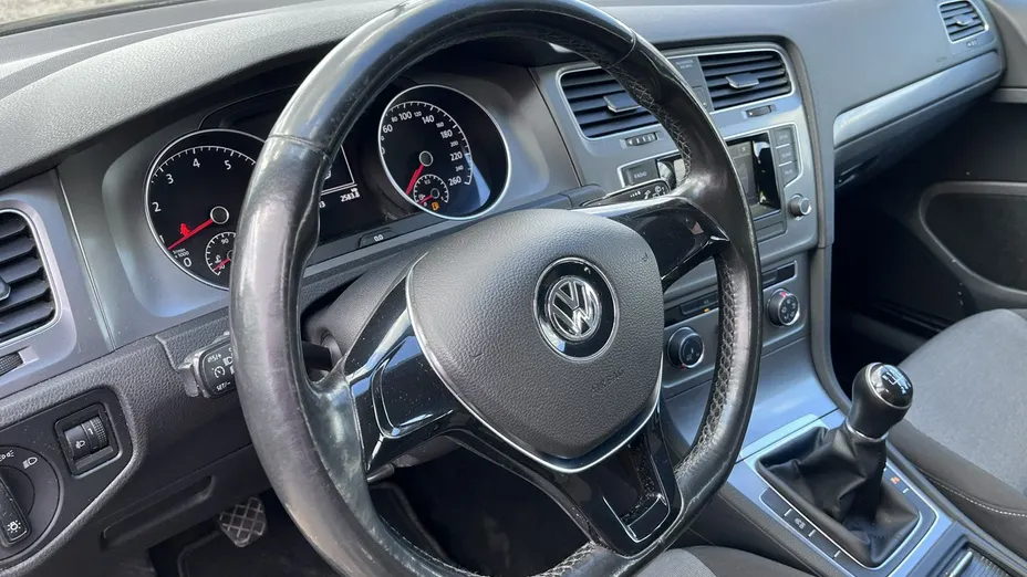 VOLKSWAGEN Golf -