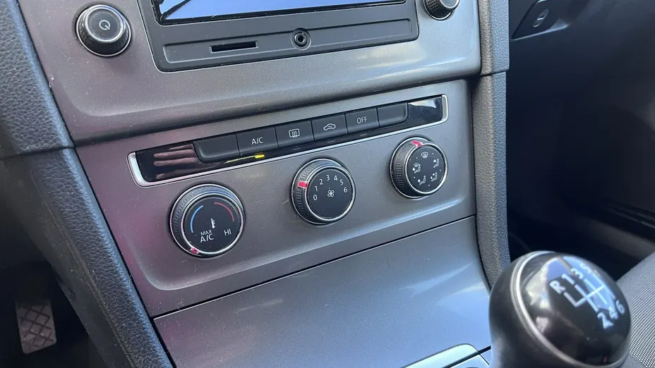 VOLKSWAGEN Golf -