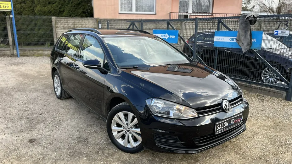 VOLKSWAGEN Golf -