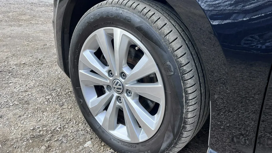 VOLKSWAGEN Golf -