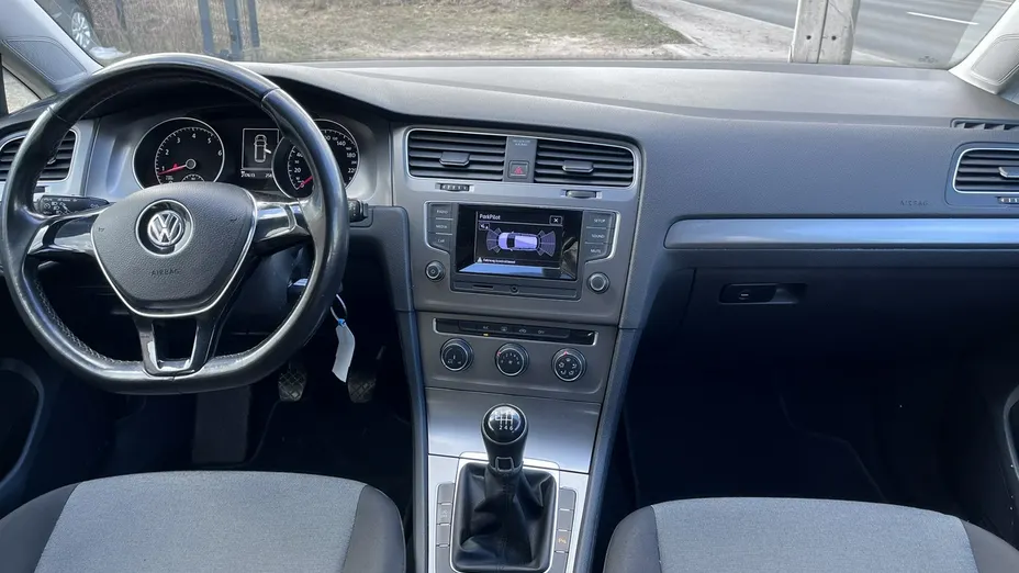 VOLKSWAGEN Golf -