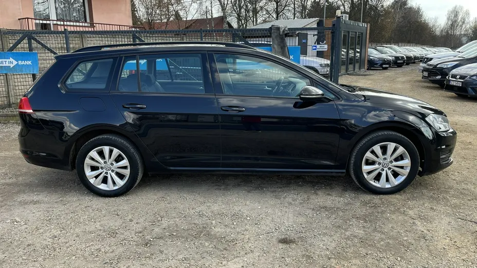 VOLKSWAGEN Golf -