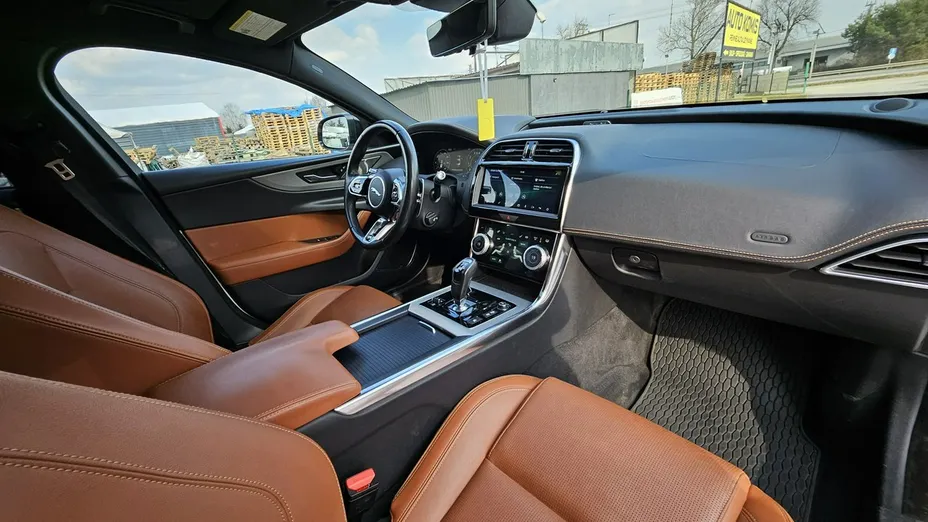 JAGUAR XE -