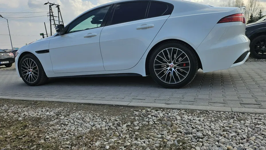 JAGUAR XE -