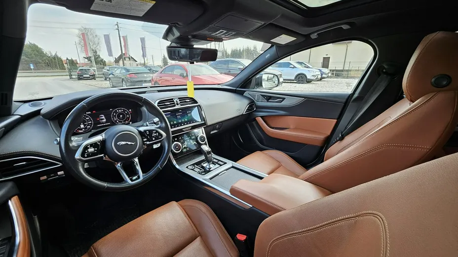 JAGUAR XE -