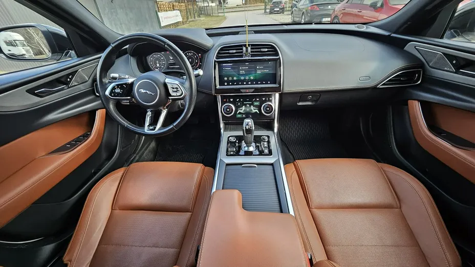 JAGUAR XE -