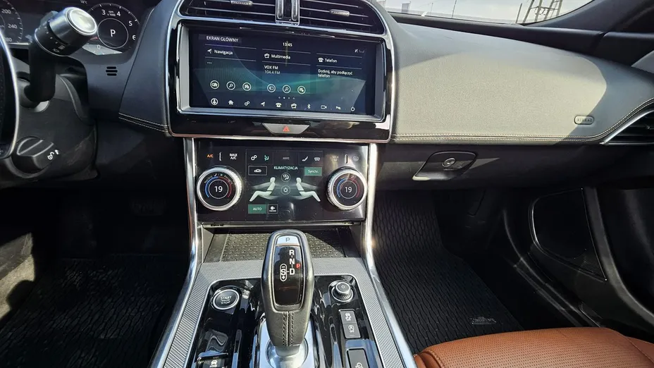 JAGUAR XE -