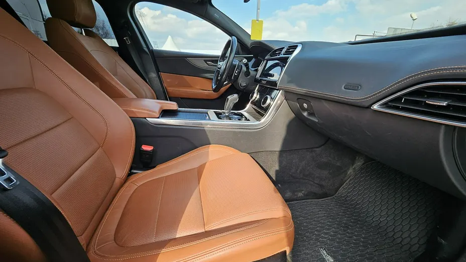 JAGUAR XE -