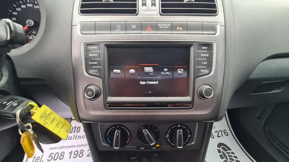 VOLKSWAGEN Polo -