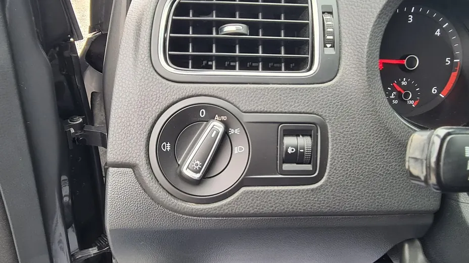 VOLKSWAGEN Polo -