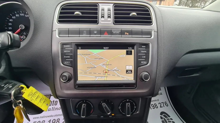 VOLKSWAGEN Polo -