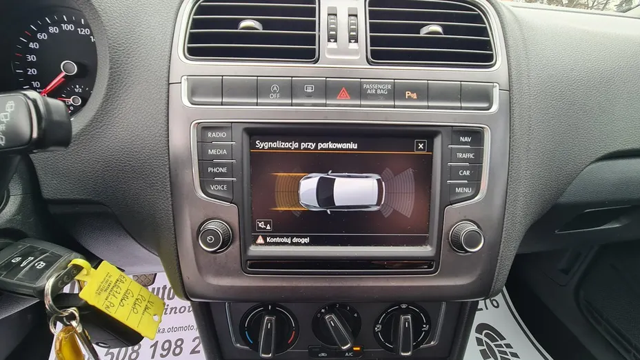 VOLKSWAGEN Polo -