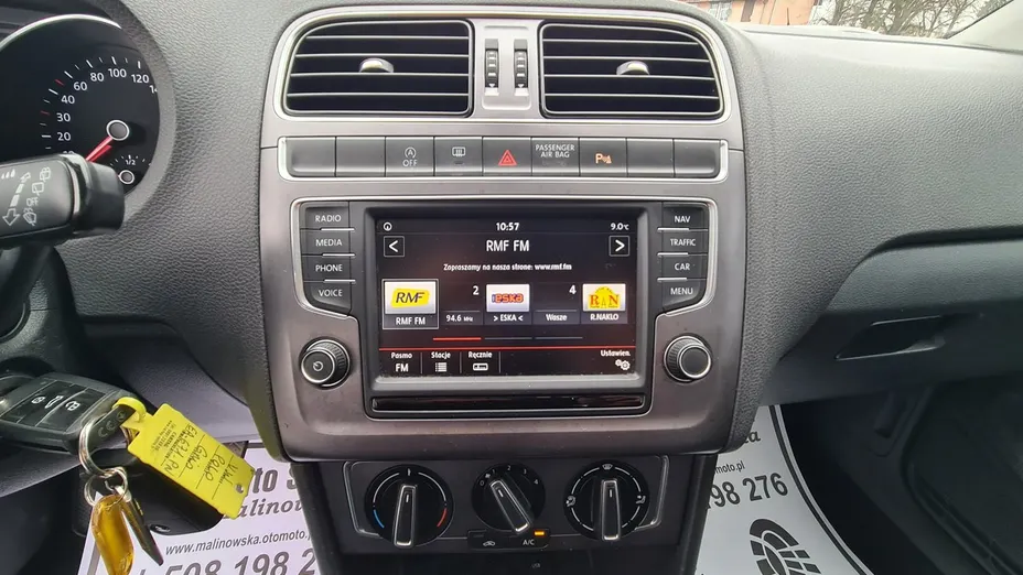VOLKSWAGEN Polo -