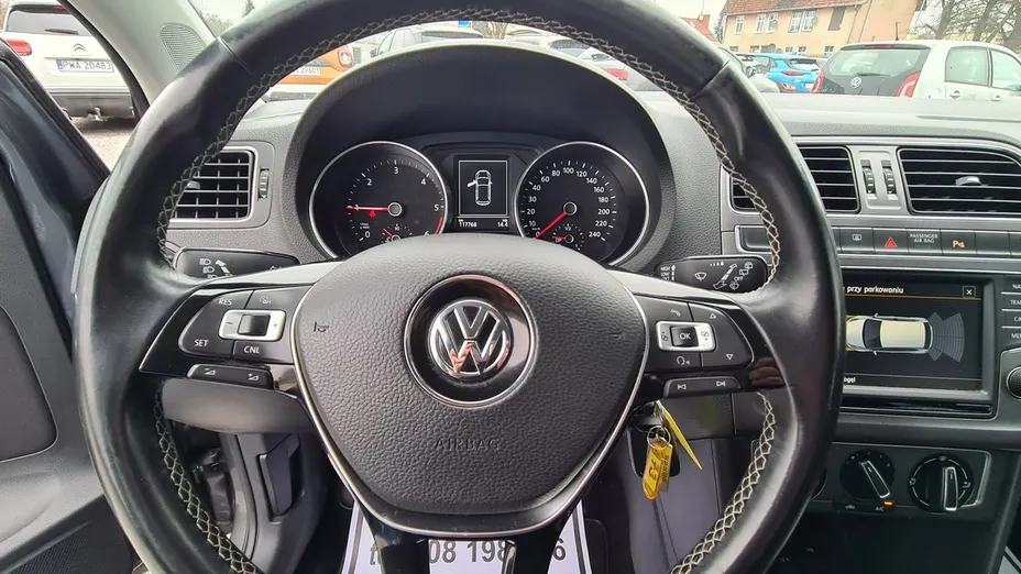 VOLKSWAGEN Polo -
